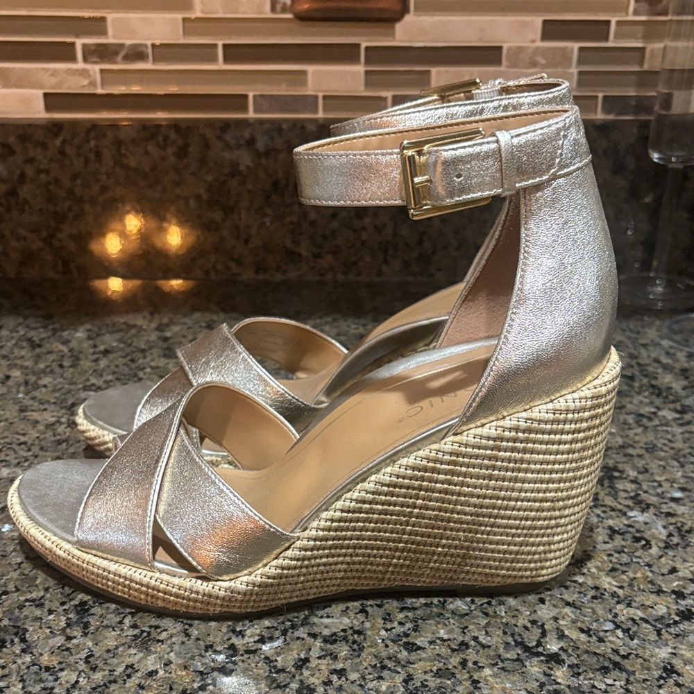 Vionic Metallic Wedge heel Sandals NEW - Picture 3 of 9